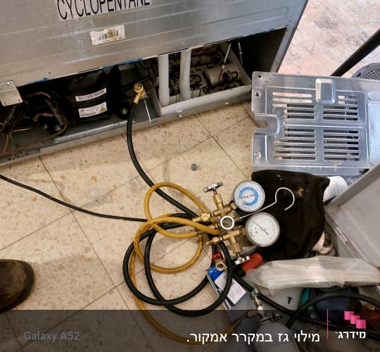 כלי עבודה לתיקון מקרר עם צינורות ומד לחץ